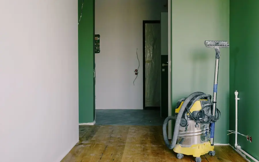 Industriesauger in einem Raum nach Umbauarbeiten